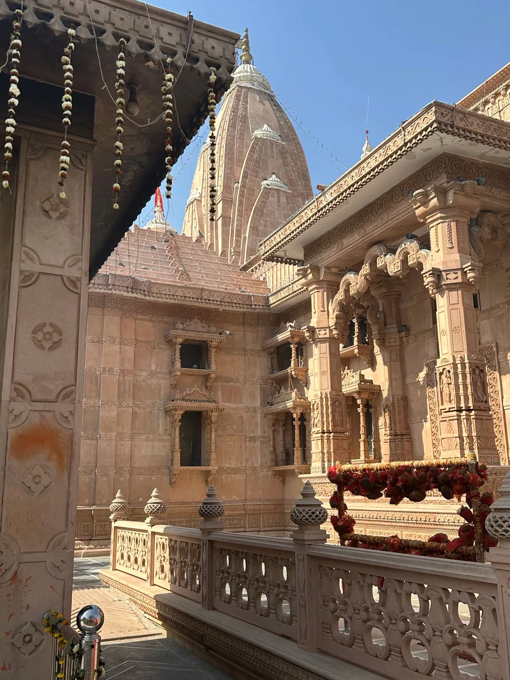 नक्काशीदार हिंदू मंदिर का प्रतीकात्मक चित्र